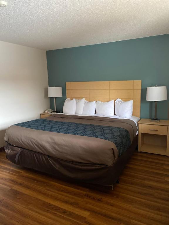 Voodi või voodid majutusasutuse Econo Lodge at the Falls North toas