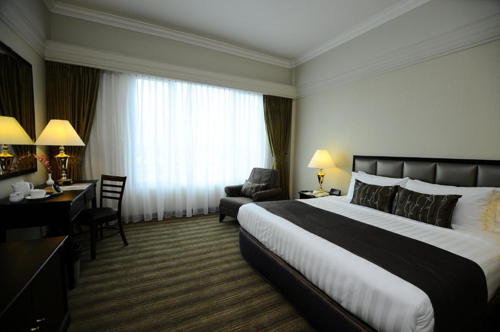 Postel nebo postele na pokoji v ubytování The Katerina Hotel
