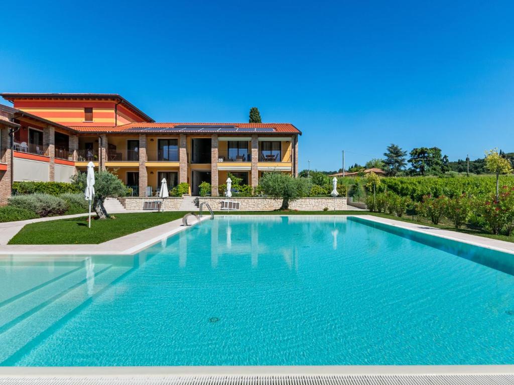 duży basen przed domem w obiekcie Holiday Home in Lazise near Lake Garda w mieście Lazise