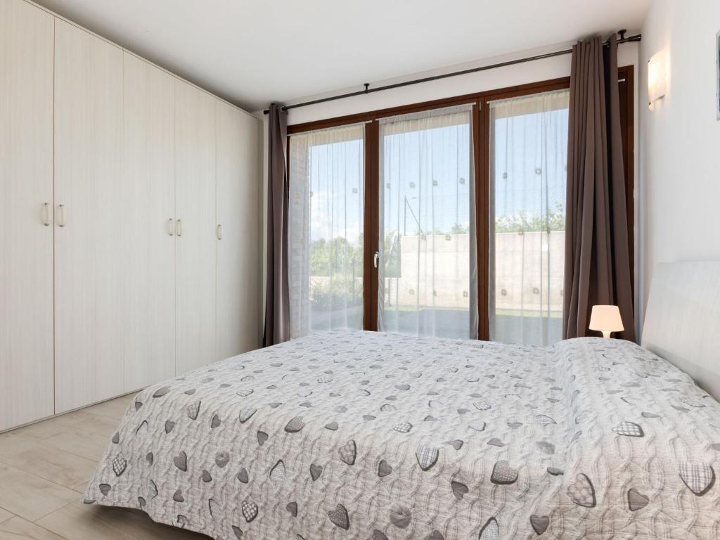 Łóżko lub łóżka w pokoju w obiekcie Holiday Home in Lazise near Lake Garda