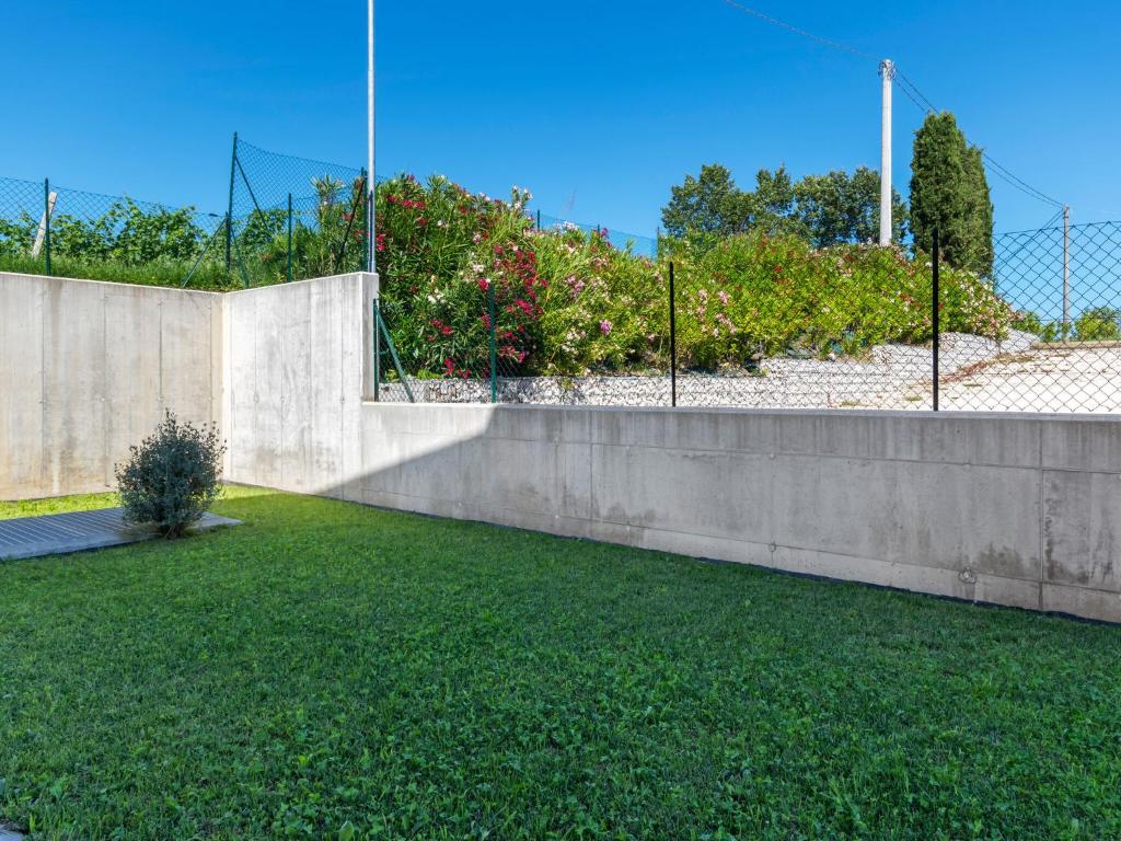 Ogród w obiekcie Holiday Home in Lazise near Lake Garda
