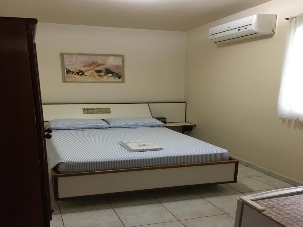 ein Schlafzimmer mit einem Bett in einem Zimmer in der Unterkunft Podium Hotel in São Caetano do Sul