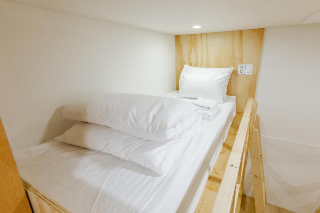 Postel nebo postele na pokoji v ubytování Step Inn Myeongdong 1