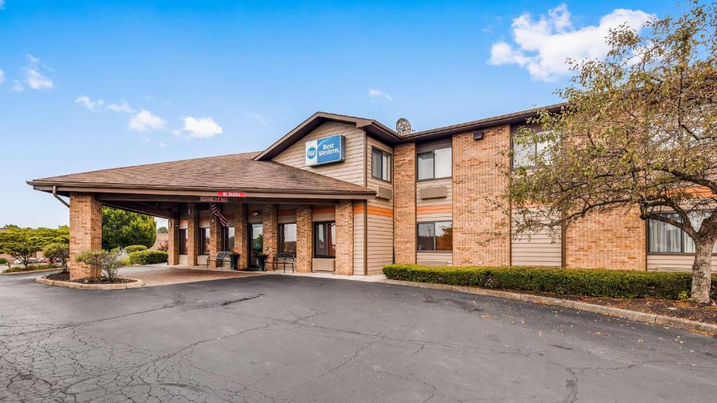 a building with a parking lot in front of it at Best Western Lakewood Inn in Hebron