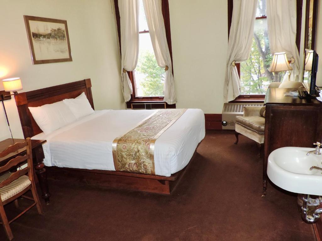 The Monarch Hotel - Standard Queen Room Pet Friendly