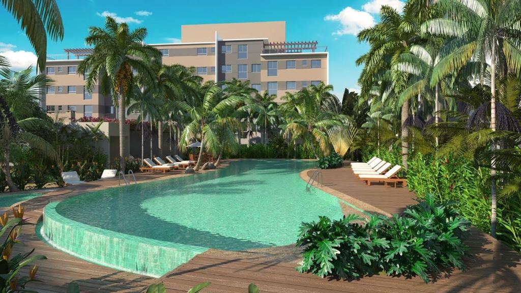 uma piscina de resort com cadeiras e palmeiras em Jardim das Palmeiras II Home Resort em Ubatuba