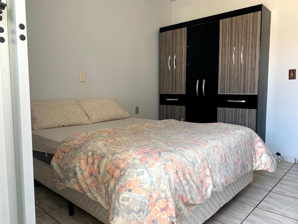  Apto Bairro das Nações - 13 Min. Praia