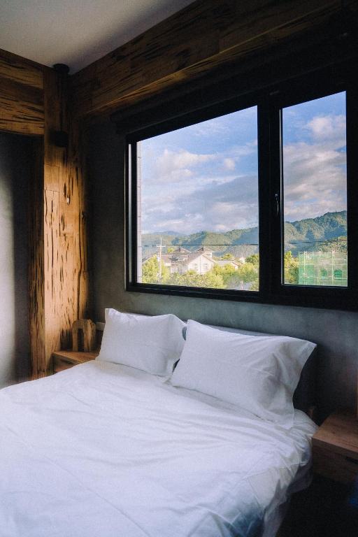 Postel nebo postele na pokoji v ubytování 似禾苑民宿 Siheyuan Homestay