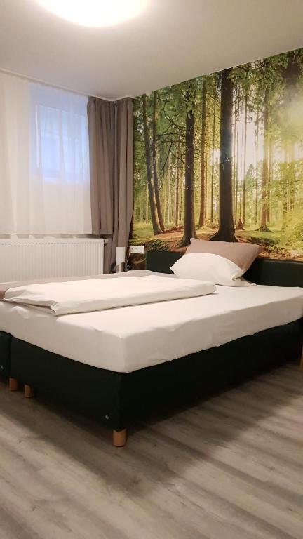 Postel nebo postele na pokoji v ubytování Hotel-Pension Adler Untertürkheim