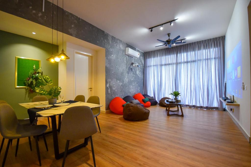 - un salon avec une table et une salle à manger dans l'établissement Bukit Jalil Luxury Suite by NestHome [Pavilion Bukit Jalil], à Kuala Lumpur