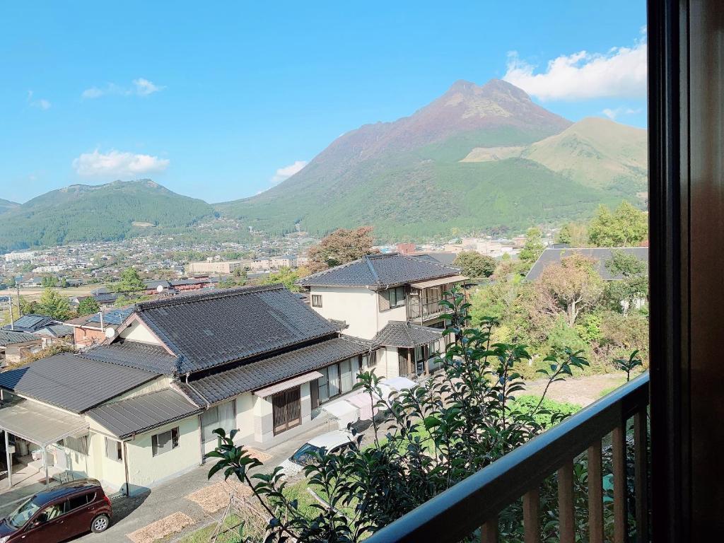 Vista generica sulle montagne o vista sulle montagne dall'interno dell'affittacamere