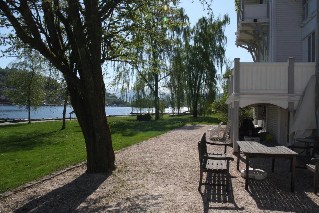 Výhled na řeku, která protéká v blízkosti hotelu
