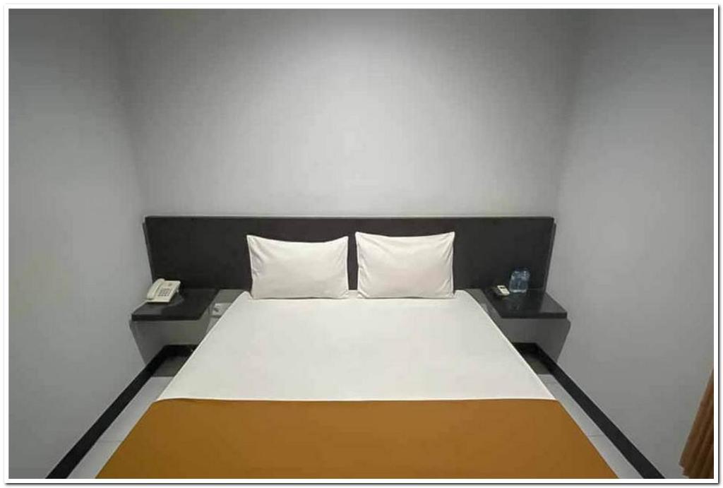 Losmen Family Syariah Bypass Juanda Mitra RedDoorzにあるベッド