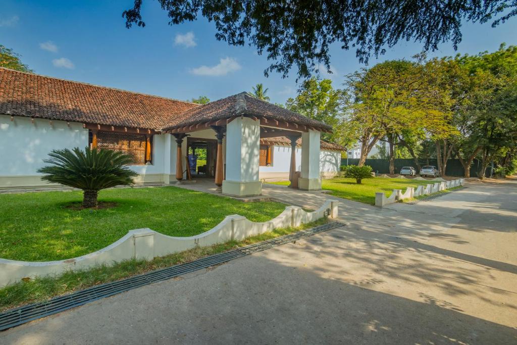 une maison avec un kiosque dans une rue dans l'établissement Heritage Madurai, à Madurai