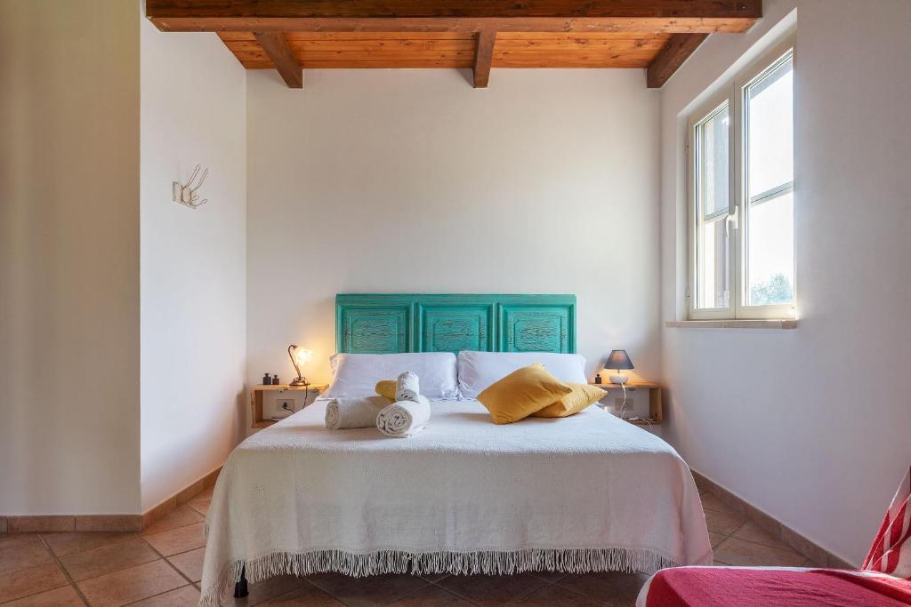 een slaapkamer met een bed met twee teddyberen erop bij Podere La Retomada in Orbetello
