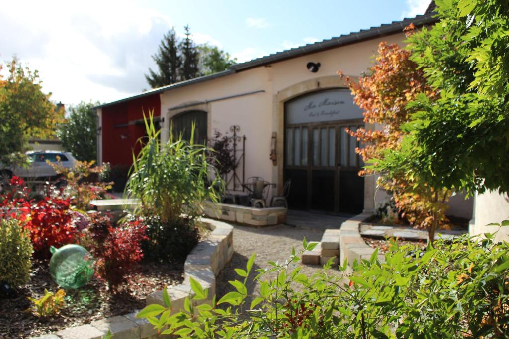 a building with a door and some plants in front at Ma Maison in Beaune