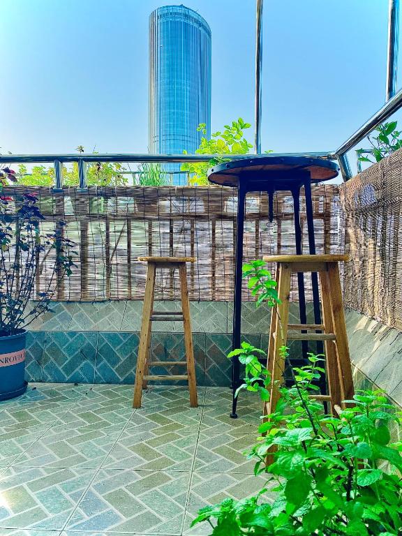 弱水咖啡国际青旅 Only Cafe and Backpackerにあるバルコニーまたはテラス