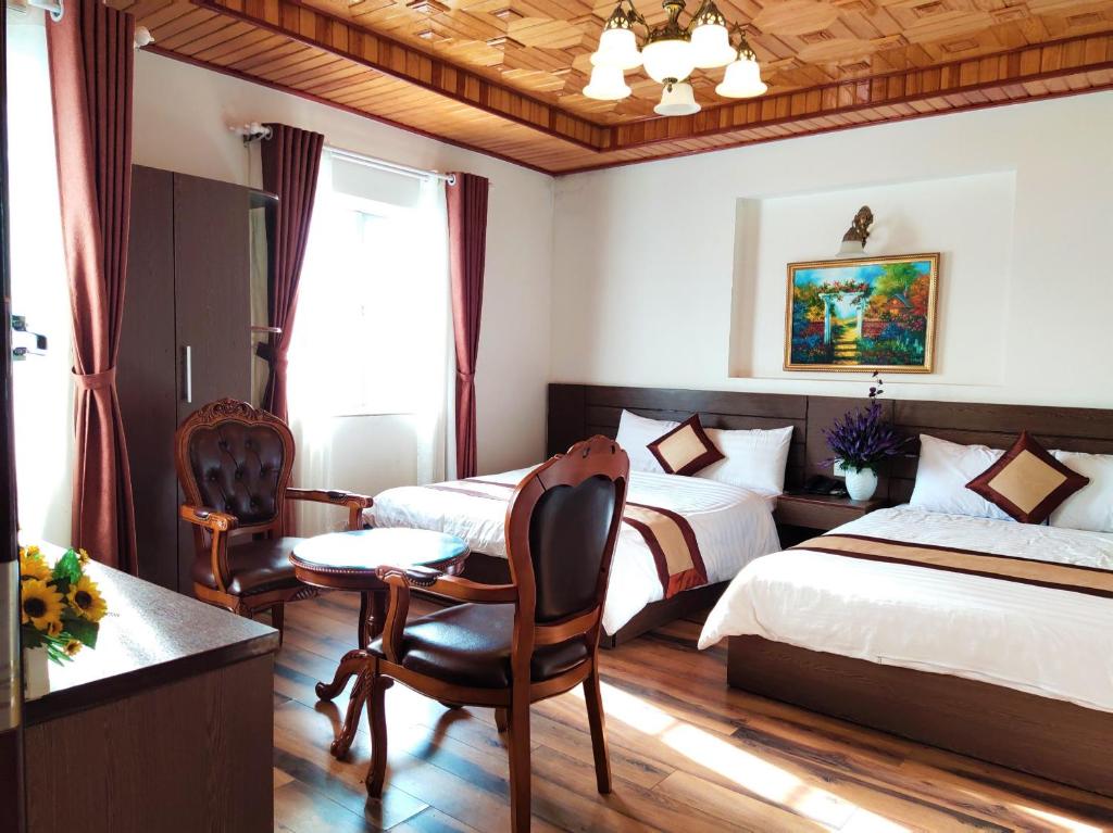 Giường trong phòng chung tại New Hampton Suits-Tam Xuan Centre Hotel