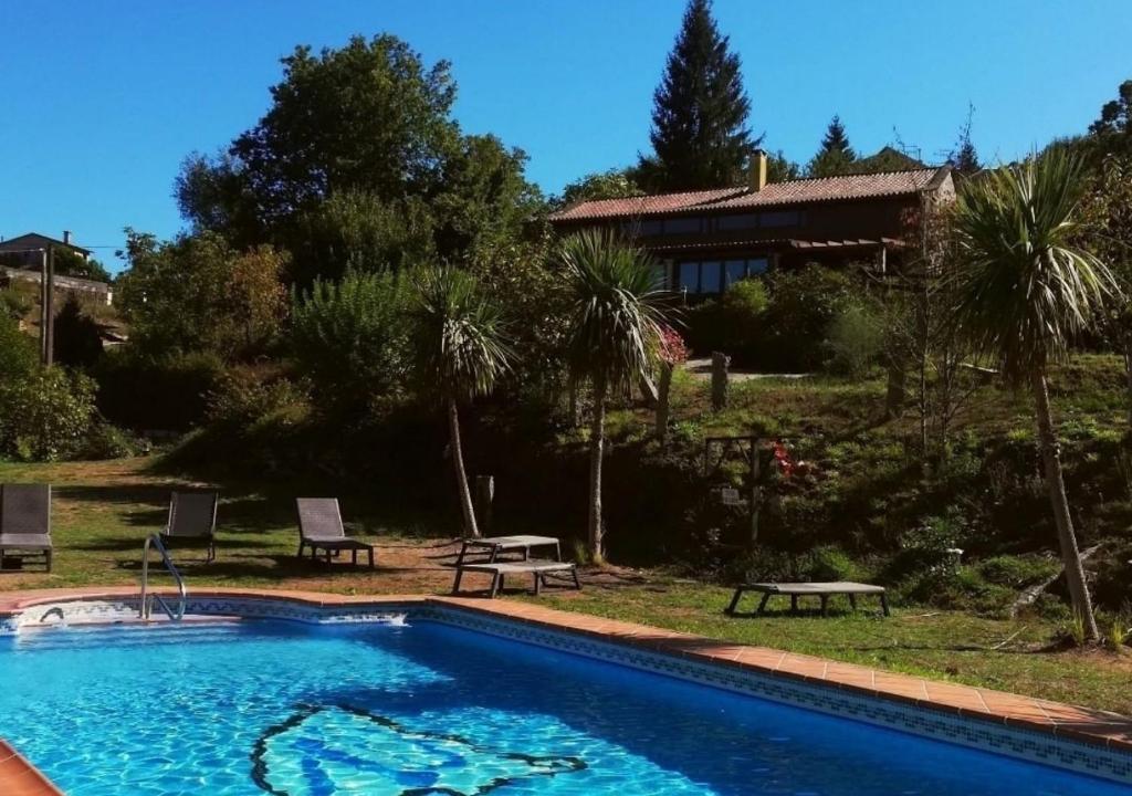 una piscina frente a una casa en Casa do Val, en Ponteareas