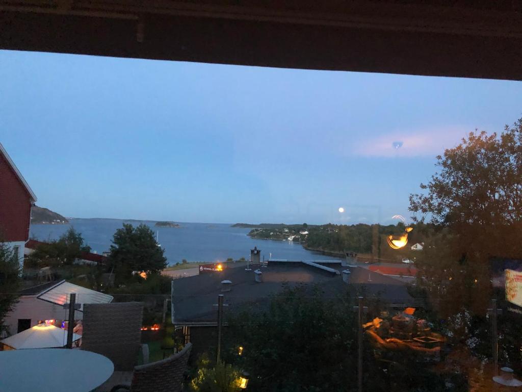 a view of a river at night from a house at Aid og Svein’ s sentrumsnære panorama hjem in Kristiansand