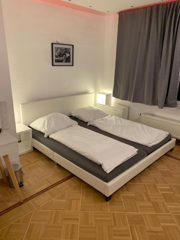 Postel nebo postele na pokoji v ubytování AschaffApartment 4 Schlafzimmer bis 10 Personen bei Aschaffenburg