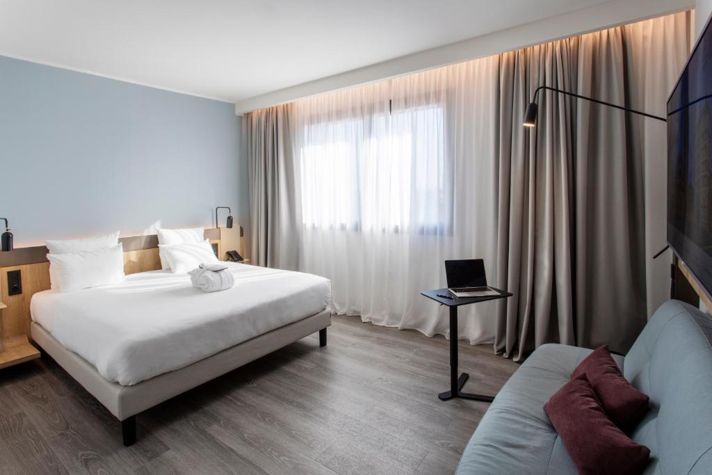 Postel nebo postele na pokoji v ubytování Novotel Parma Centro