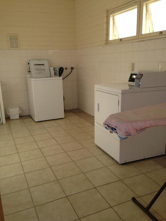 Kuchyň nebo kuchyňský kout v ubytování Glenelg Motel