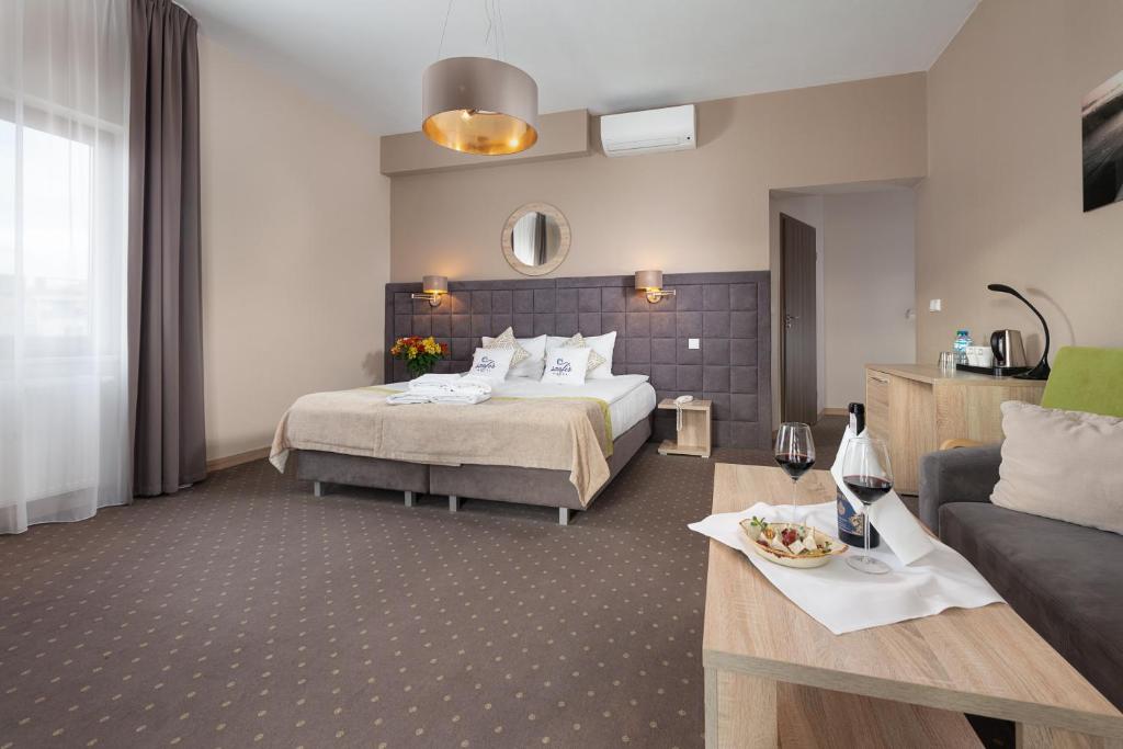 Postel nebo postele na pokoji v ubytování Hotel Szafir