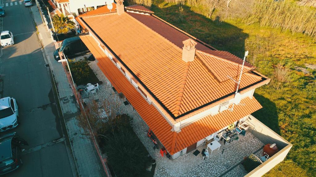 una vista aérea de una casa con techo naranja en AnaeleHouseapartments LTB cod IUN P3092 - P3093 - P3094 - R6010 en Arborea 