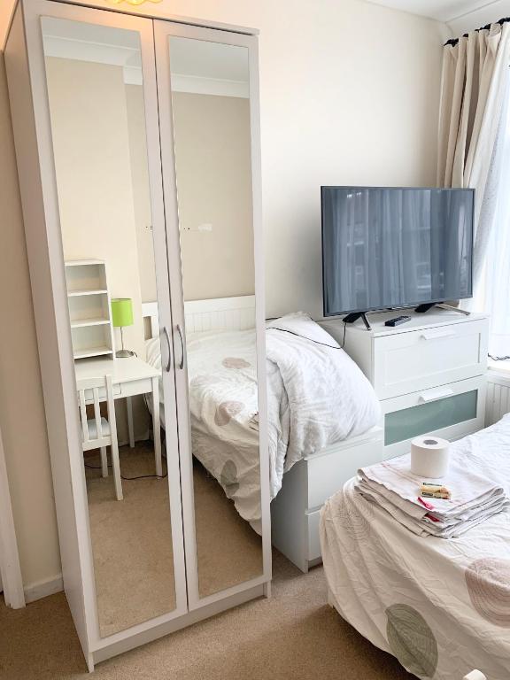 Lovely Studio 6mins Tube Colindale/B.Oak/Mill Hill Broadway Fibre Optic WI FI & Parking