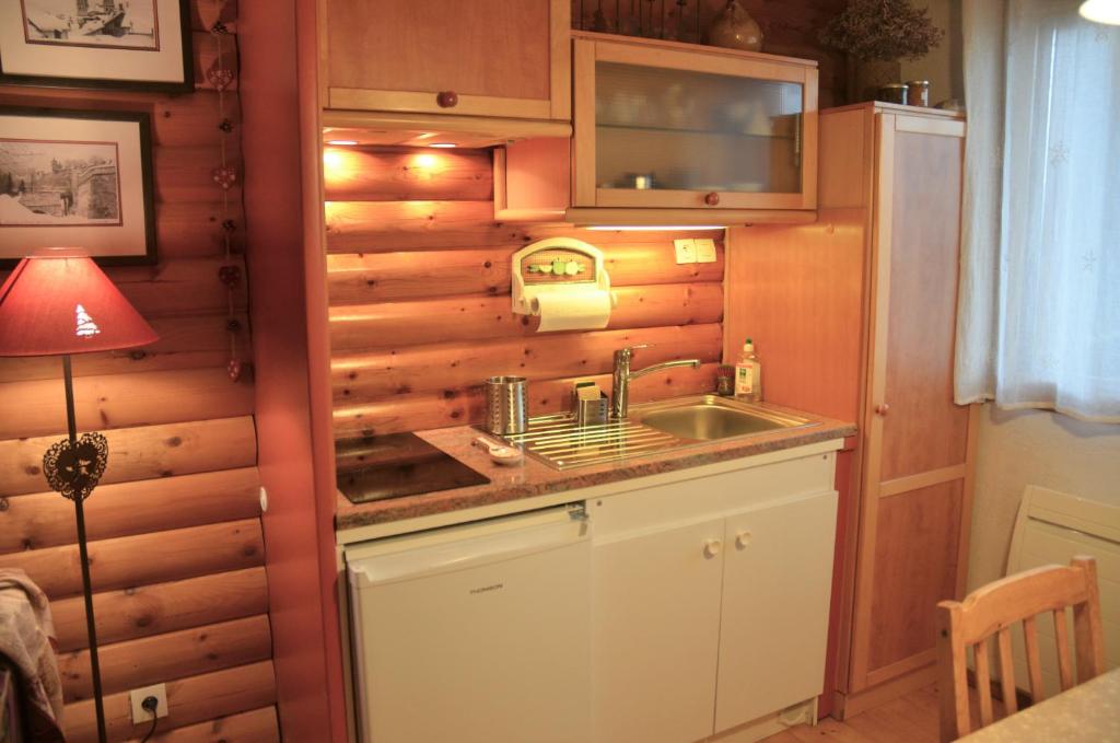 Kuchyň nebo kuchyňský kout v ubytování Chalet Rouge Sorbier