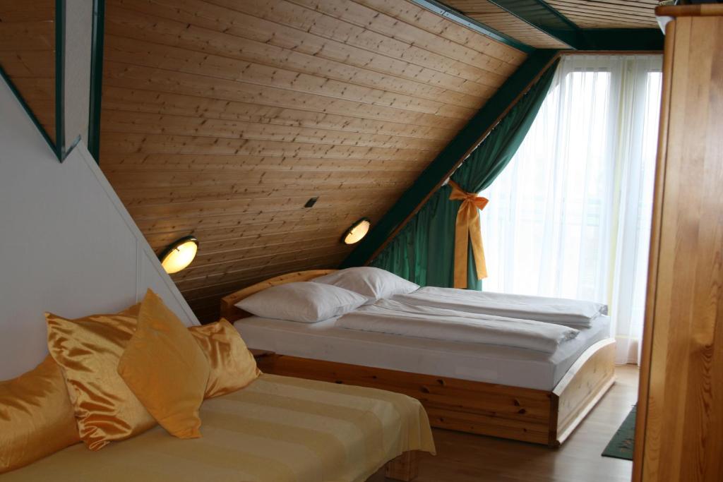 Postel nebo postele na pokoji v ubytování Hotel Asperner Löwe