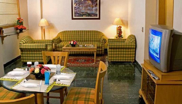 TV a/nebo společenská místnost v ubytování Savoy Suites Noida