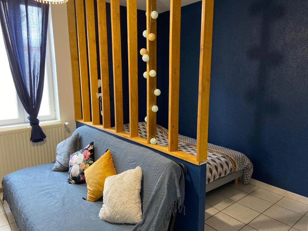 1 dormitorio con cuna y almohadas en la cama en Appartement avec place de parking en Yzeure