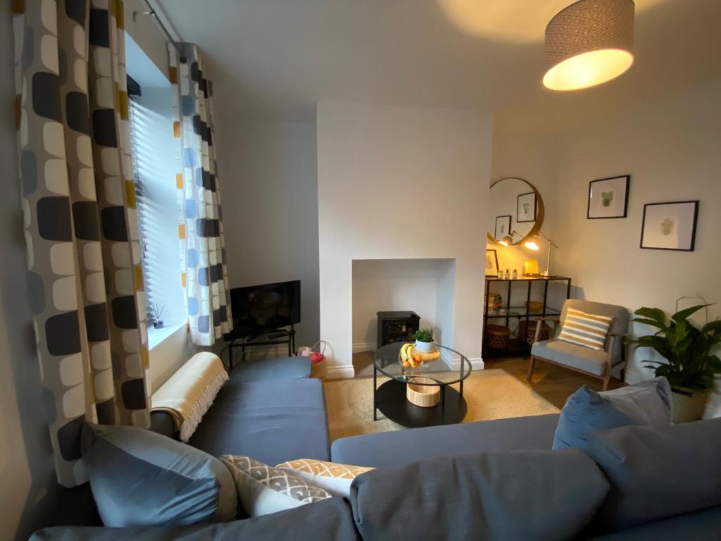 een woonkamer met een bank en een tafel bij Pillow Properties - Barnsley Centre in Barnsley