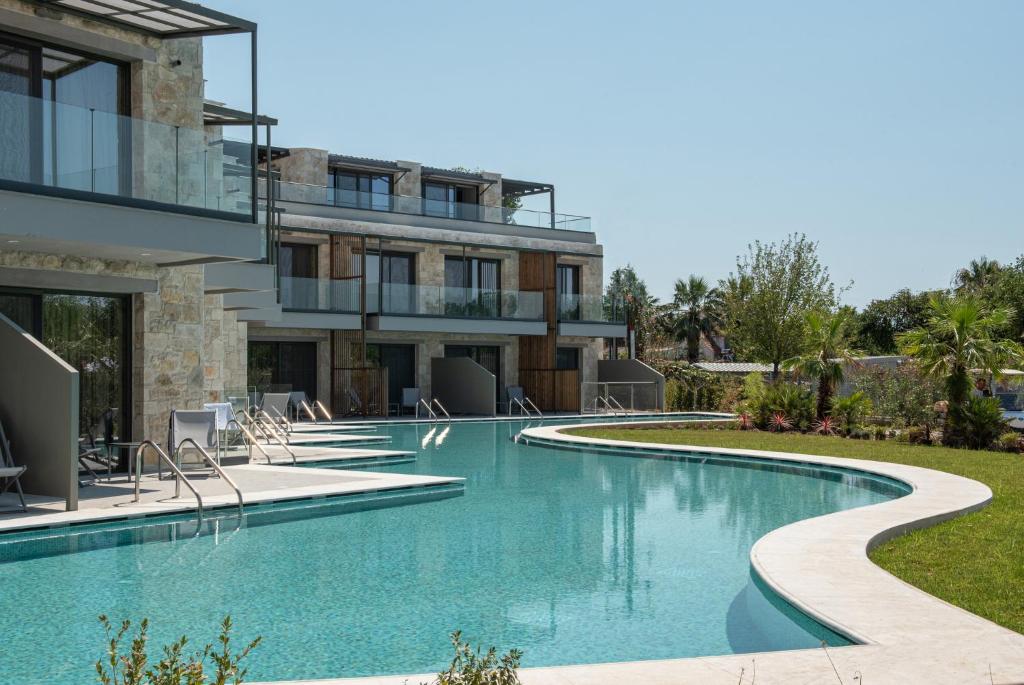 Bazén v ubytování Portes Lithos Luxury Resort nebo v jeho okolí