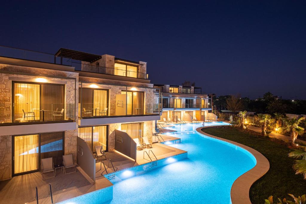 Bazén v ubytování Portes Lithos Luxury Resort nebo v jeho okolí