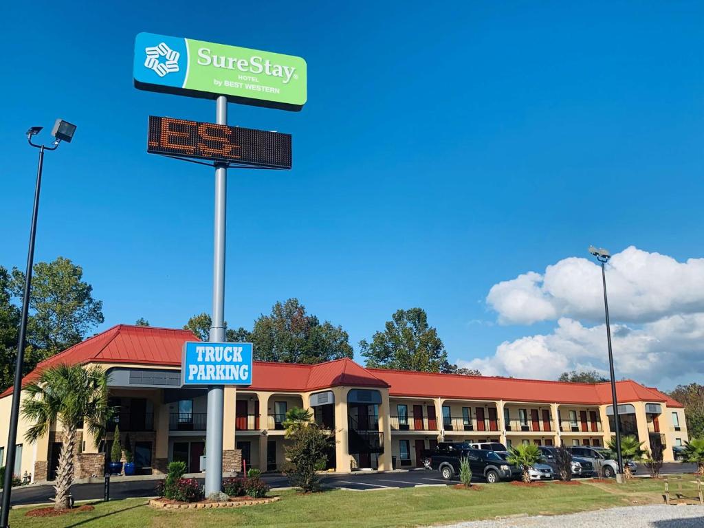 un hotel con un cartel frente a un edificio en SureStay Hotel by Best Western Meridian, en Meridian