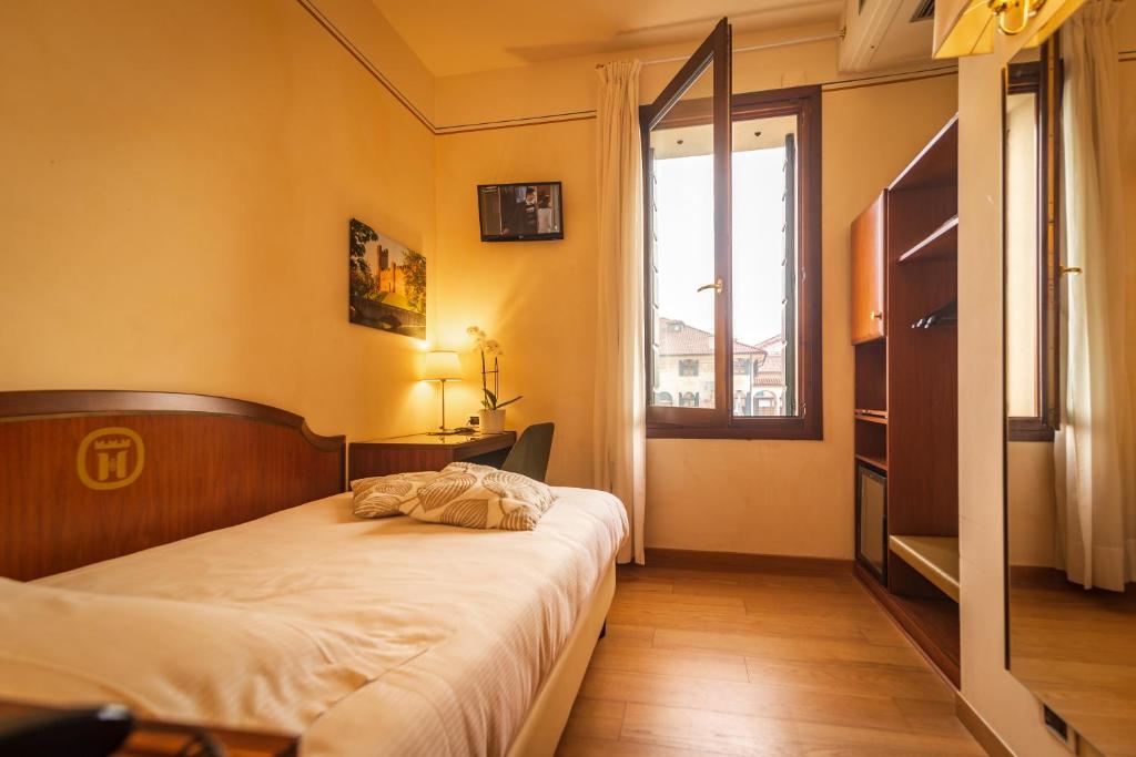 Postel nebo postele na pokoji v ubytování Hotel Alla Torre