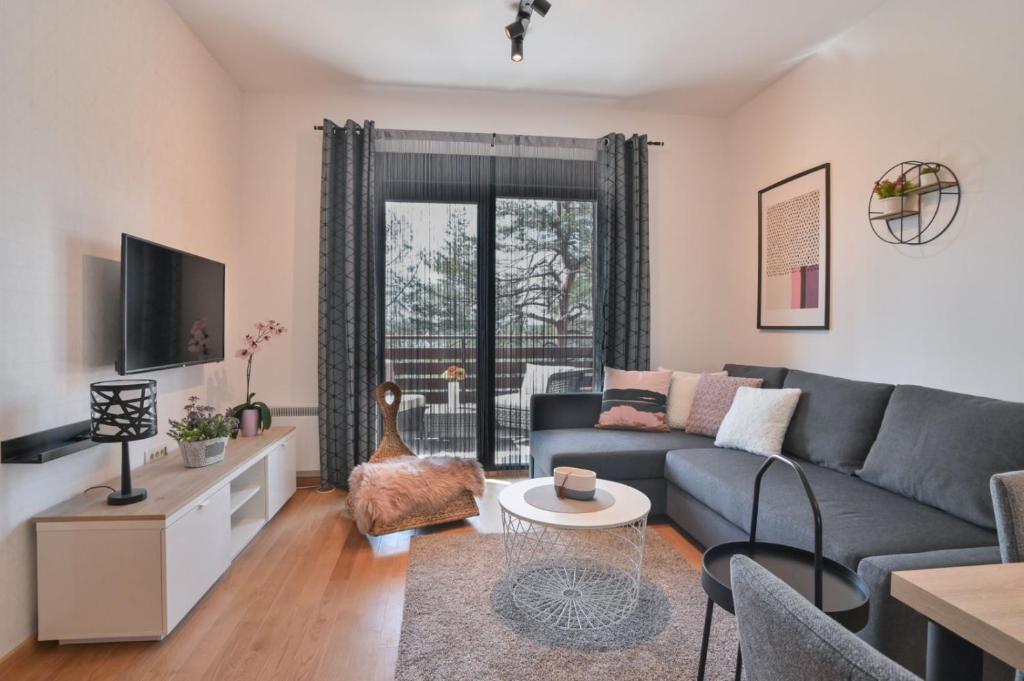 a living room with a couch and a table at Apartman Ivona - Vila Peković in Zlatibor