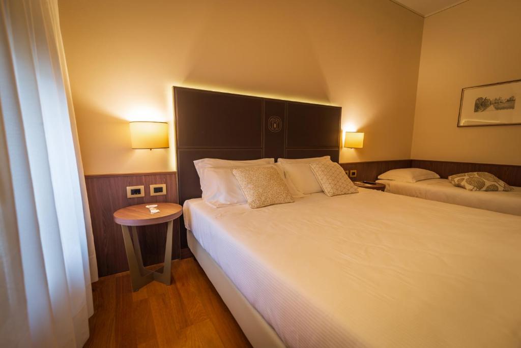 Postel nebo postele na pokoji v ubytování Hotel Alla Torre