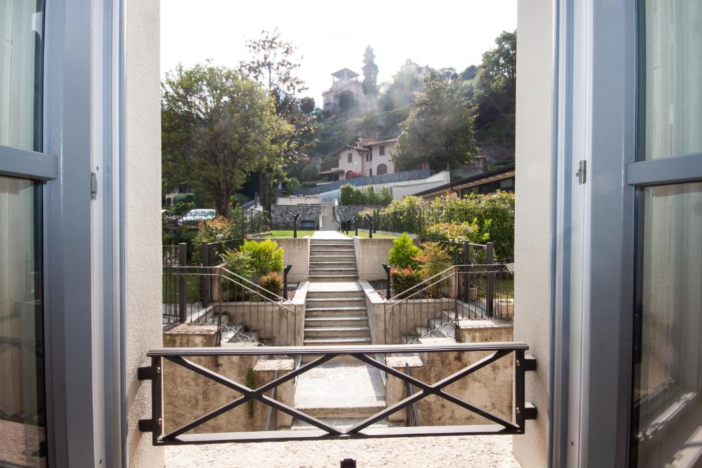- une vue sur un escalier depuis une fenêtre dans l'établissement Casa Julia, à Menaggio
