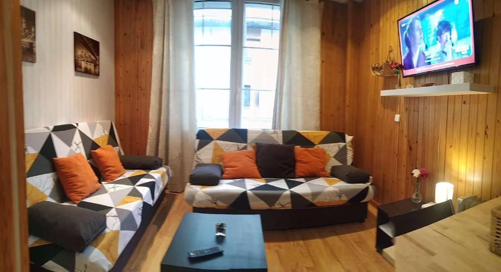 a living room with a couch and a tv at GRAN ESTUDiO MARIBEL in Sierra Nevada