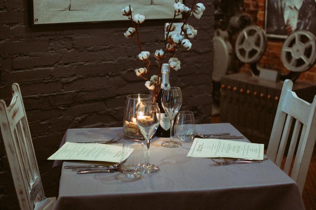 Reštaurácia alebo iné gastronomické zariadenie v ubytovaní Cinema Rooms - Piotrkowska