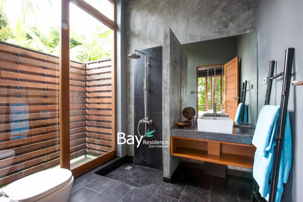 Ein Badezimmer in der Unterkunft Bay Villas Koh Phangan