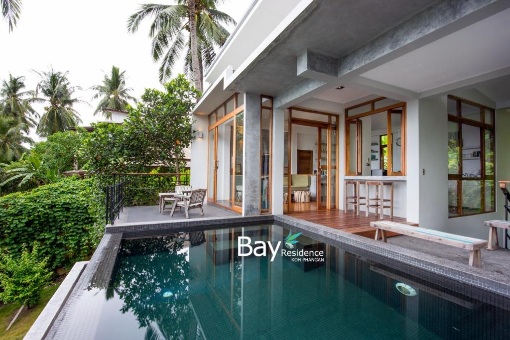 Der Swimmingpool an oder in der Nähe von Bay Villas Koh Phangan