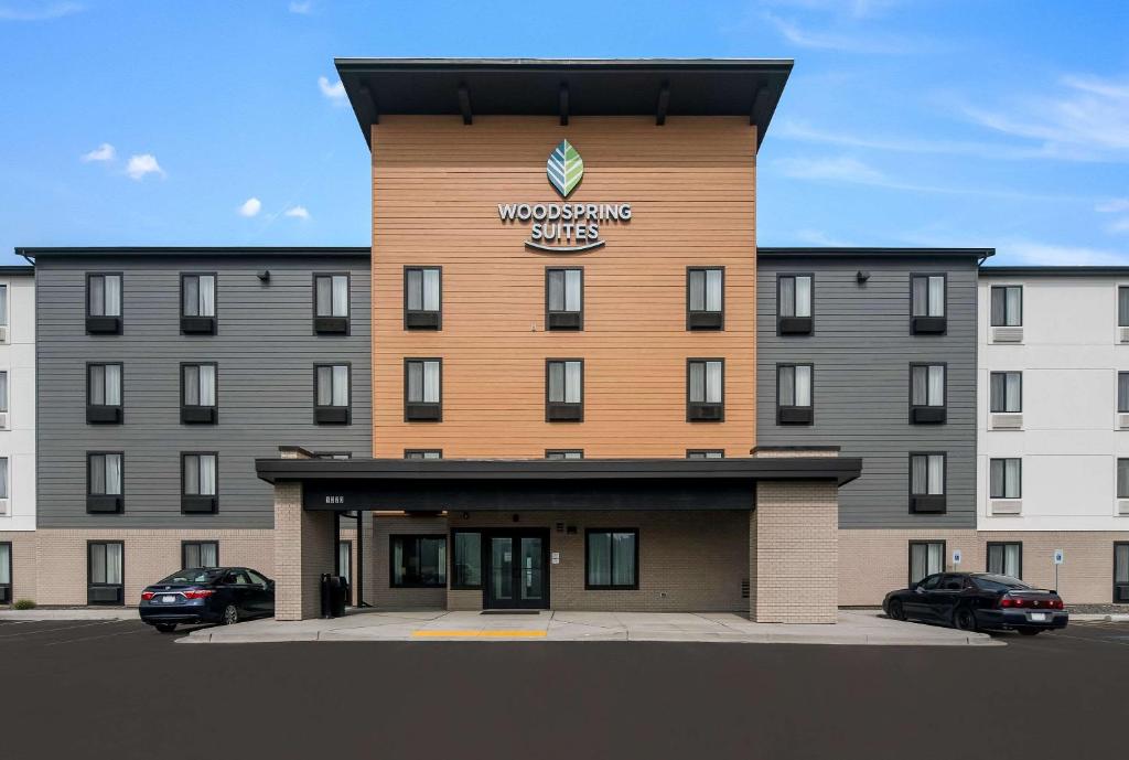 a building with a sign on top of it at WoodSpring Suites Tri-Cities Richland in Richland