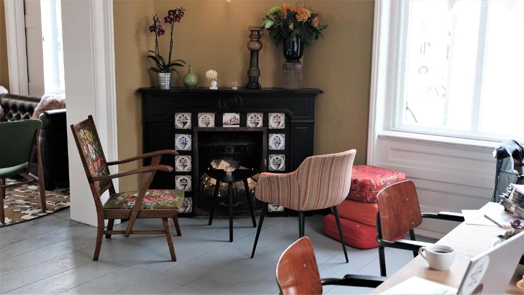 a living room with chairs and a fire place at Villa Wanrooy in Doetinchem