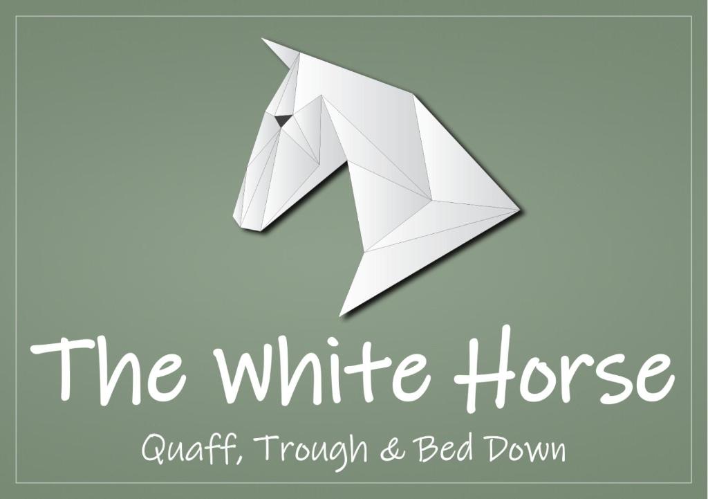 un origami de caballo blanco con el texto el abrevadero de caballos blancos y la cama en The White Horse, en Cranswick