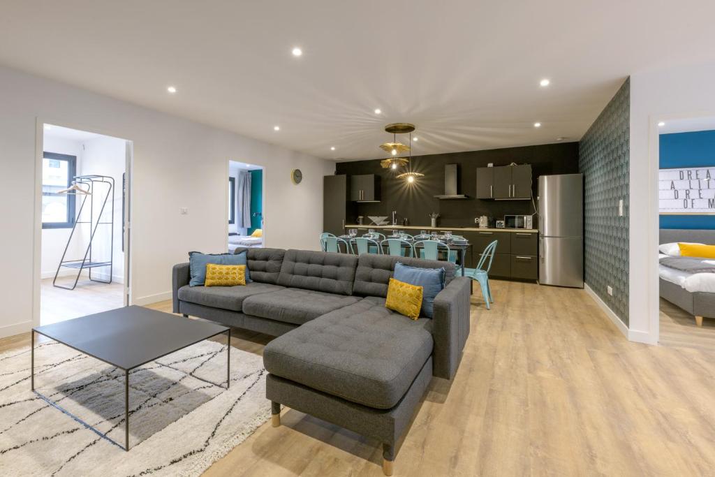 un salon avec un canapé et une table et une cuisine dans l'établissement NOCNOC - Le Michelangelo, à Lyon